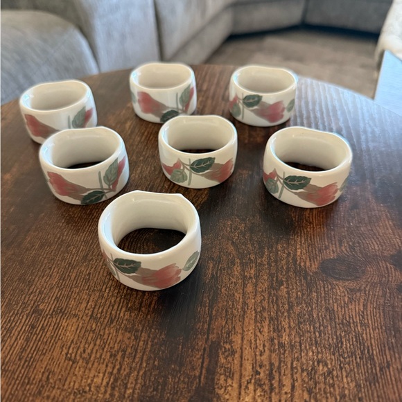 Mikasa SILK FLOWERS Napkin Rings Set of 7. - Picture 2 of 7